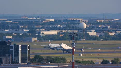 Kamerafahrt-Eines-Weißen-Verkehrsflugzeugs,-Das-Vom-Internationalen-Flughafen-Toronto-Pearson-Abhebt
