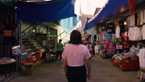 Toma-En-Cámara-Lenta-De-Una-Turista-Caminando-Por-Los-Mercados-Callejeros-De-Chiang-Mai.