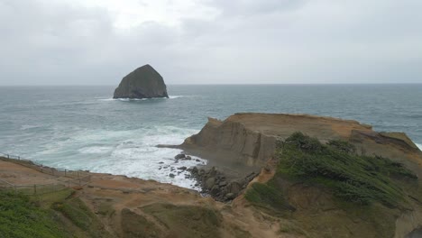 Revealing-scene-of-a-sea-stack-on-an-Oregon-beautiful-sandy-beach-on-a-cloudy-day
