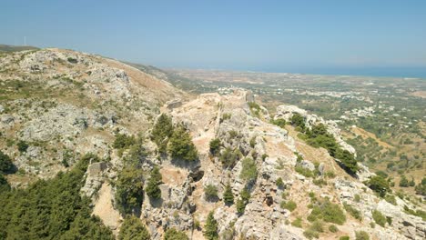 Ruinas-En-La-Cima-De-La-Montaña-Rocosa-En-La-Isla-Griega-De-Kos,-Grecia