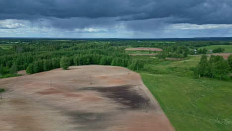 Vista-Aérea-Panorámica-Sobre-El-Paisaje-De-Letonia-Con-Exuberantes-Campos-Y-árboles-Verdes
