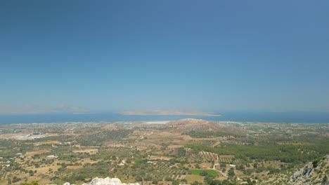Panorama-Del-Campo-Con-Vistas-Al-Paisaje-Marino-En-La-Isla-Griega-De-Kos,-Grecia