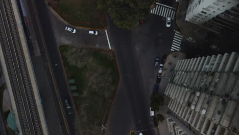 Eine-Drohne-Kreist-über-Einer-Kreuzung-In-Buenos-Aires