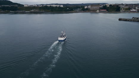 Drohnenaufnahme-Eines-Fischerbootes,-Das-In-Den-Hafen-Von-Scarborough-Einfährt