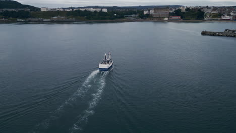 Toma-De-Drone-De-Un-Barco-Pesquero-Entrando-Al-Puerto-De-Scarborough