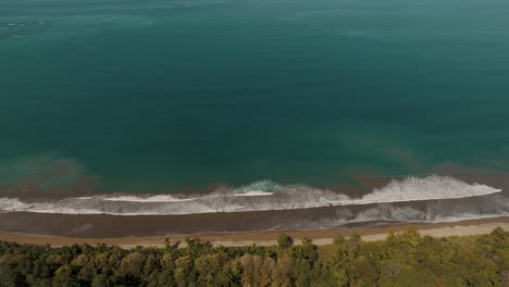 Wellen-An-Der-Sandigen-Küste-Von-Uvita-Beach-Whaletail-In-Costa-Rica,-Mittelamerika