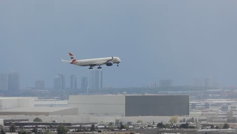 Kamerafahrt-Eines-Weißen-Flugzeugs-Der-British-Airways-Mitten-Im-Flug,-Mit-Einem-Klaren-Blauen-Himmel-Als-Hintergrund,-Der-Am-Flughafen-Von-Toronto-Ankommt