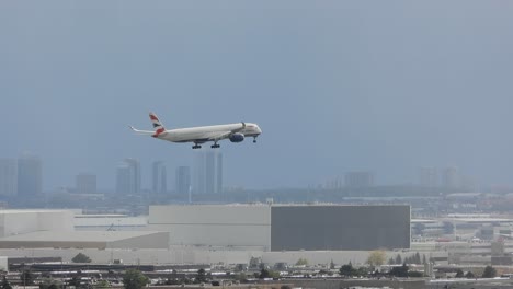 Toma-De-Seguimiento-De-Un-Avión-Blanco-De-British-Airways-En-Pleno-Vuelo-Con-Un-Cielo-Azul-Claro-Como-Fondo-Al-Llegar-Al-Aeropuerto-De-Toronto.