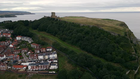 Absteigende-Drohnenaufnahme-Von-Scarborough-Castle