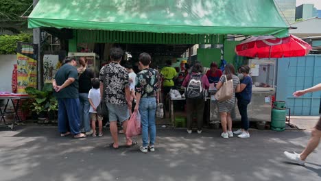 A-number-of-customers-are-waiting-to-be-served-with-their-orders-of-the-famous-Thai-Papaya-Salad-made-in-the-streets-of-Bangkok,-Thailand