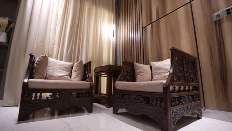Aus-Holz-Geschnitztes-Sofa-Im-Mid-Century-Stil-Mit-Luxuriösem-Look