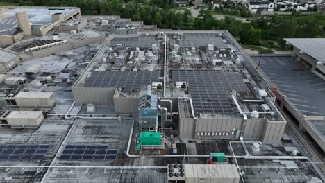 Sonnenkollektoren-Und-Industrieventilatoren-Und-Klimaanlagen-Auf-Dem-Dach-Des-Cherry-Creek-Mall-In-Denver,-Colorado