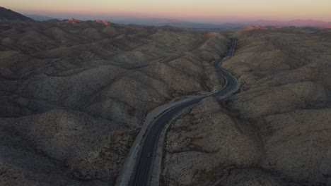 Malerische-Autobahn-Von-Belutschistan-Bei-Sonnenuntergang,-Wüstenlandschaft,-Pakistan,-Drohnenaufnahme