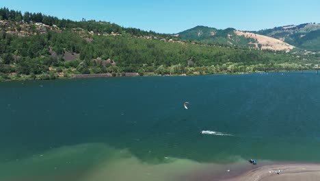 Hood-River-Kiteboarding-in-the-Columbia-River-Gorge-Kite-Boarding-Hood-River-Oregon