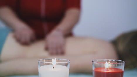 Terapeuta-Uniformado-Hace-Masaje-Clásico-De-Espalda-De-Mujer
