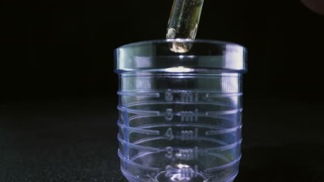 Tropfen-Des-Experimentellen-Impfstoffs-Fallen-In-Eine-Plastikflasche
