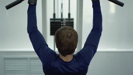Der-Mann-Führt-Eine-Übung-Durch,-Um-Die-Rückenmuskulatur-Wiederherzustellen