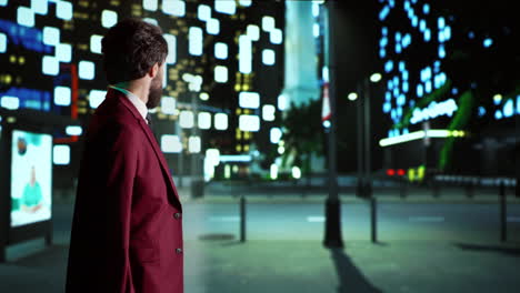 Businessman-walking-at-night-in-the-city