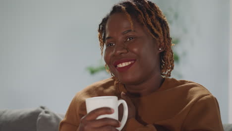 Eine-Afroamerikanische-Frau-Lächelt-Berührt-Von-Einem-Romantischen-Film