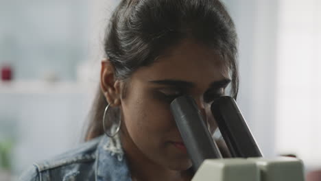 Indische-Frau-Stellt-Mikroskop-Ein,-Um-Bakterien-Im-Labor-Zu-Untersuchen