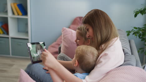 Grandchildren-enjoy-talking-to-grandma-on-modern-tablet