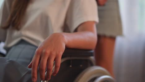 Frau-Mit-Behinderung-Mit-Körperlichen-Verletzungen-Sitzt-Im-Rollstuhl