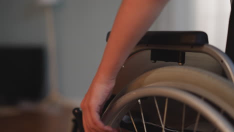 Hand-Einer-Frau-Mit-Behinderung,-Die-Das-Rad-Medizinischer-Geräte-Dreht