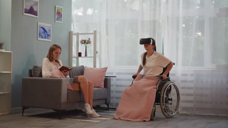Behinderte-Frau-Mit-VR-Brille-Steht-Beim-Gehen-Im-Rollstuhl-Auf