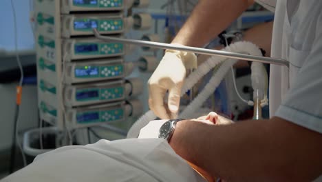 El-Anestesista-Realiza-Una-Intubación-Del-Paciente-Antes-De-La-Operación.