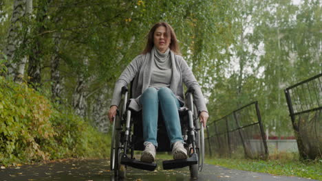 Frau-Im-Rollstuhl-Geht-Während-Der-Genesung-Im-Sanatoriumspark-Spazieren