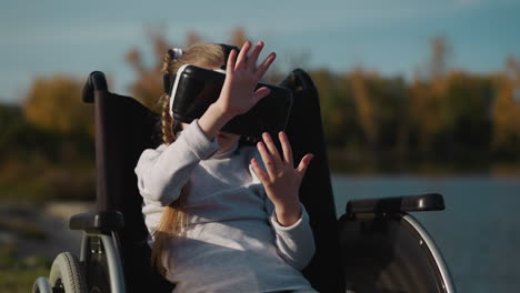 Kind-Im-Rollstuhl-Spielt-Computerspiel-Mit-VR-Headset