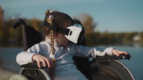 Kind-Mit-Behinderung-Spielt-Computerspiel-Mit-VR-Headset