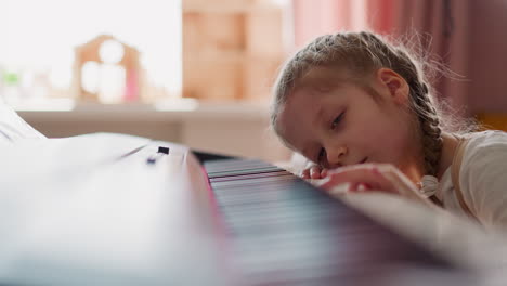 Müdes-Schulmädchen-Drückt-Klaviertasten-Und-Stützt-Sich-Auf-Ein-Instrument