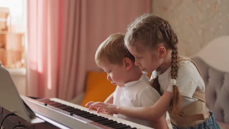 Mädchen-Mit-Rückenspange-Spielt-Klavier-Und-Umarmt-Einen-Kleinen-Blonden-Jungen
