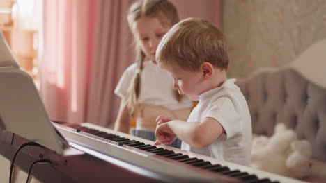 Kleinkindjunge-Bittet-Mädchen,-Rechte-Klaviertasten-Für-Das-Thema-Zu-Zeigen
