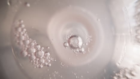 El-Agua-Con-Burbujas-De-Oxígeno-Oscila-En-El-Biberón-Con-Tetina.