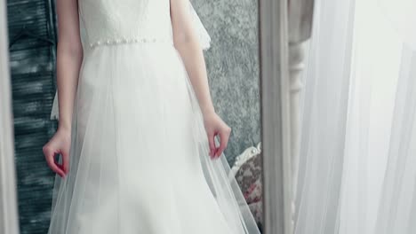 Bride-standing-in-front-of-the-mirror
