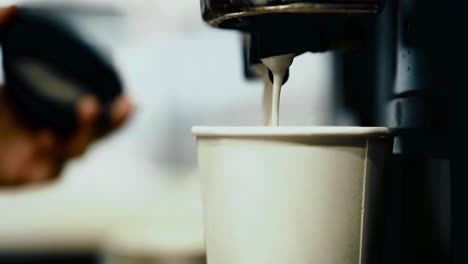Camarero-Preparando-Café-Usando-La-Máquina