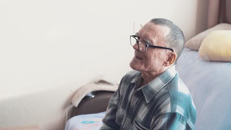 Portrait-of-an-elderly-man-wearing-glasses-he-laughs