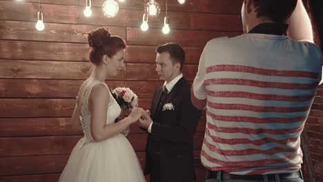 Photographer-photographs-newlyweds-during-the-wedding-ceremony