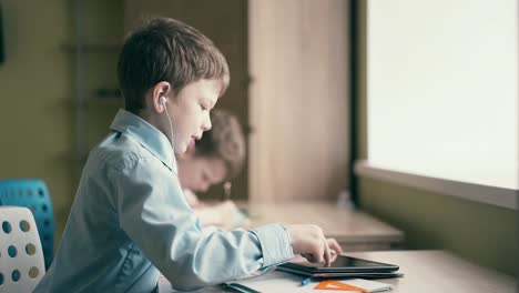 Pupils-little-boys-do-their-homework-8