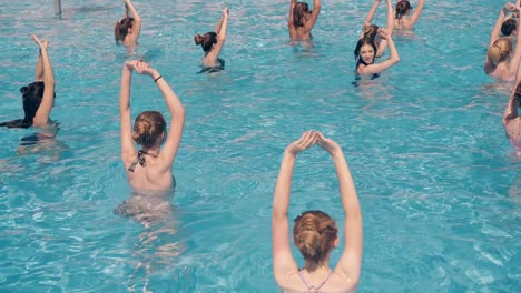 Heiße-Mädchen-Machen-Im-Sommer-Wassergymnastik