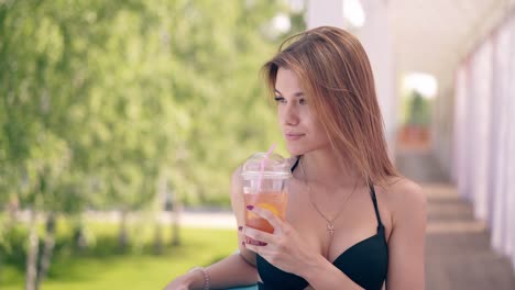 Heißes-Mädchen-Am-Sommerstrand,-Das-Einen-Erfrischenden-Cocktail-Aus-Beeren-Und-Früchten-Trinkt