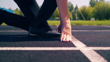 Cu-Seitenansicht-Junges-Süßes-Mädchen-Mit-Sportlichem-Körperbau-Im-Stadion-Kommt-Sie-An-Die-Startlinie