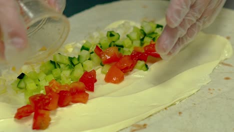 Cu-Cocinero-En-Cámara-Lenta-Prepara-Un-Wok-Con-Verduras-Frescas-Y-Le-Agrega-Tomates