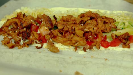 Cu-Cook-Bereitet-Shawarma-Mit-Käse,-Hähnchen,-Pommes-Frites,-Gurken-Und-Tomaten-Zu