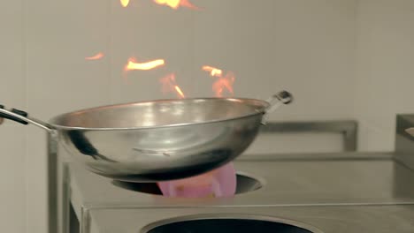 Koch-Bereitet-Das-Gemüse-Auf-Einer-Brennenden-Bratpfanne-Zu