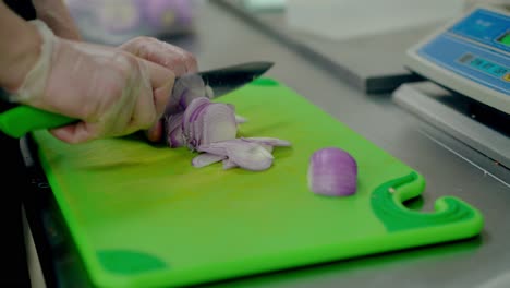 Close-up-cutting-purple-onion-very-quickly