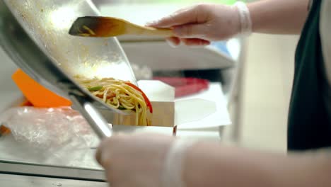 CU-Cook-shifts-the-noodles-with-vegetables-into-the-package