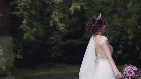 Zeitlupennahaufnahme-Einer-Jungen-Frau-Im-Hochzeitskleid-Tanzt